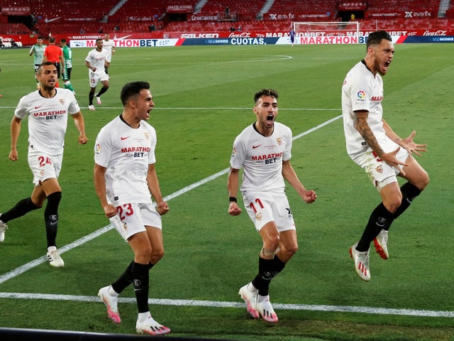 Die Spieler des FC Sevilla bejubeln ein Tor. Die Spieler des FC Sevilla bejubeln ein Tor.