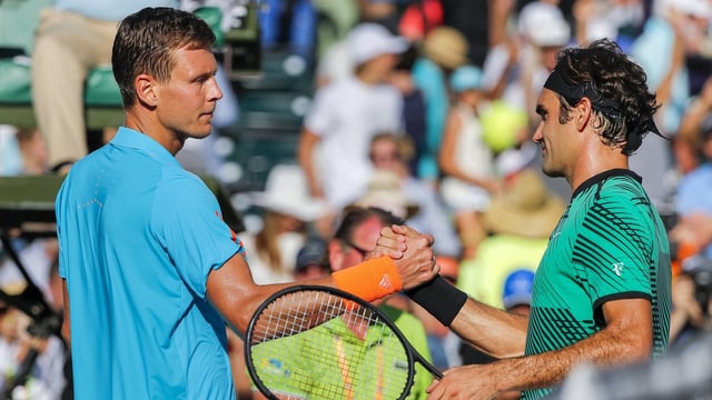 Tomas Berdych schüttelt am Netz Roger Federer die Hand. Tomas Berdych schüttelt am Netz Roger Federer die Hand.
