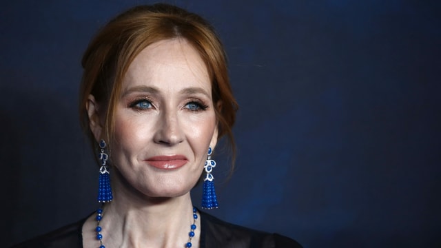 Eine rothaarige Frau mit blauen Ohrringen. Eine rothaarige Frau mit blauen Ohrringen.