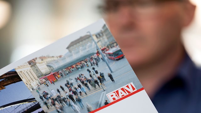 Älterer Mann, der eine RAV-Broschüre anschaut. Älterer Mann, der eine RAV-Broschüre anschaut.