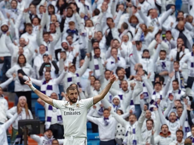 Karim Benzema jubelt mit ausgestreckten Armen