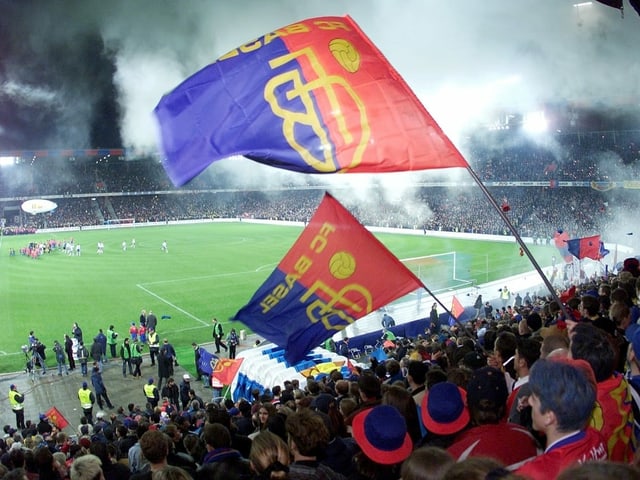Bild aus dem Basler Stadion beim 1. Spiel am 15. März 2001. Bild aus dem Basler Stadion beim 1. Spiel am 15. März 2001.