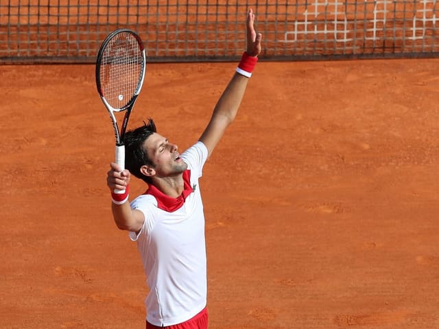Novak Djokovic streckt seine Hände in die Höhe. Novak Djokovic streckt seine Hände in die Höhe.