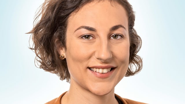 Eine junge Frau, lächelnd. Eine junge Frau, lächelnd.