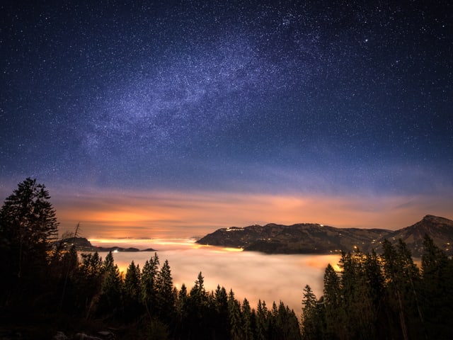 Berge und Sternennacht.