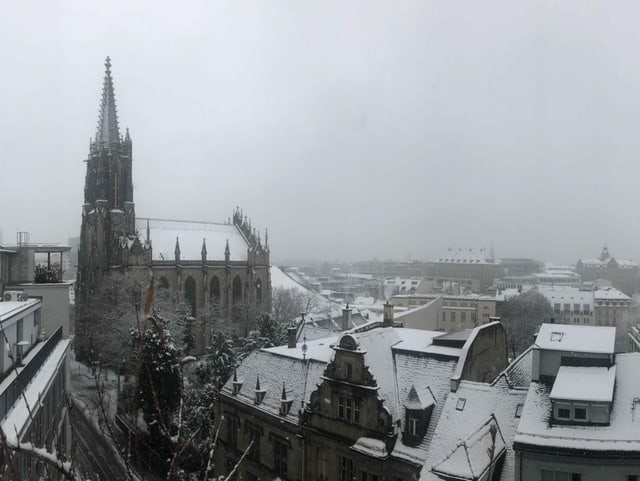 Blick über Dächer mit Schnee.