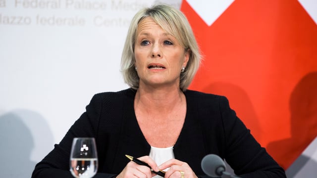 Frau in Anzug im Porträt. Frau in Anzug im Porträt.