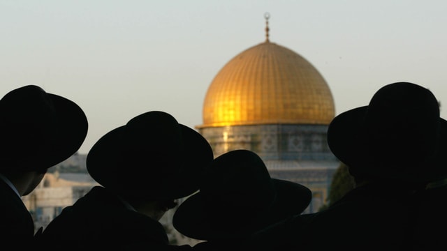 Orthodoxe Juden blicken auf den Felsendom. Orthodoxe Juden blicken auf den Felsendom.
