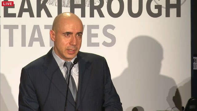 Juri Milner vor einem Mikrophon. Juri Milner vor einem Mikrophon.