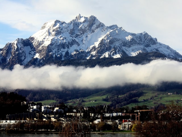 Pilatus in der Föhnströmung. An seinem Fusse ein Hochnebelfeld.