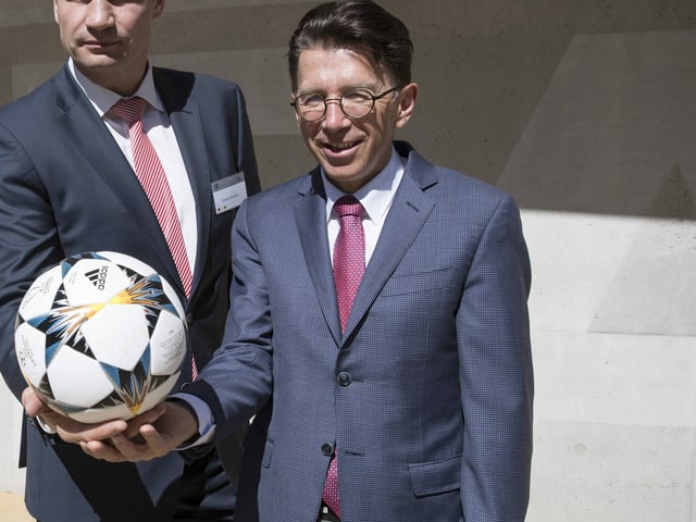 Martin Kallen hält einen Ball in seiner rechten Hand. Martin Kallen hält einen Ball in seiner rechten Hand.