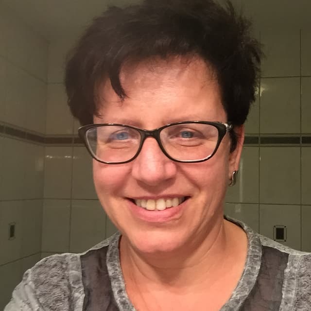 Frau mit dunklen Haaren und dunkler Brille. Frau mit dunklen Haaren und dunkler Brille.