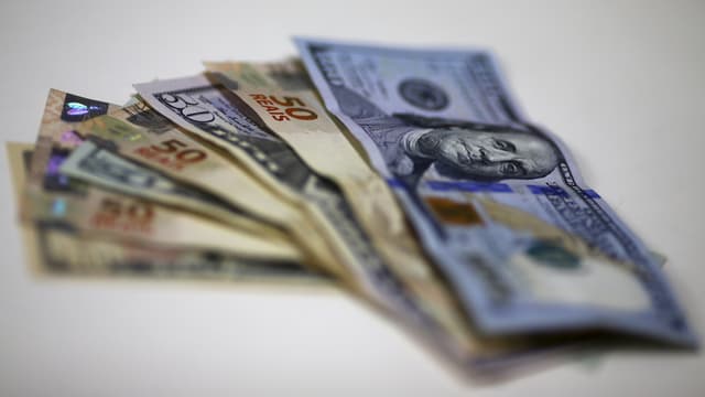Real- und Dollar-Banknoten Real- und Dollar-Banknoten