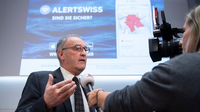 Bundesrat Guy Parmelin erklärt, wie Alertswiss benutzt wird. Bundesrat Guy Parmelin erklärt, wie Alertswiss benutzt wird.