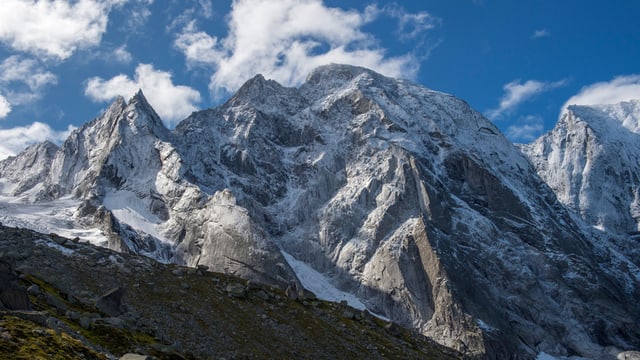 Drei grosse, schneebedeckte Berge, und darunter viel Schutt und Geröll. Drei grosse, schneebedeckte Berge, und darunter viel Schutt und Geröll.
