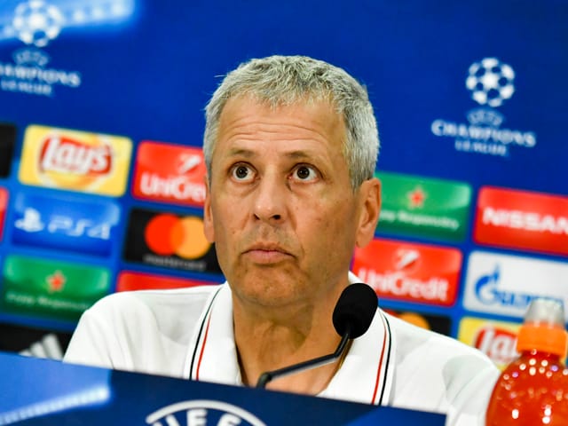 Favre an einer Pressekonferenz in der CL-Qualifikation.