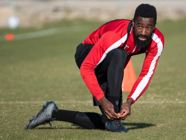 Johan Djourou schnürt die Schuhe Johan Djourou schnürt die Schuhe