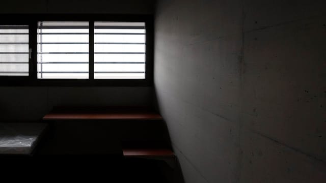 Eine Zelle mit Gitterfenster Eine Zelle mit Gitterfenster