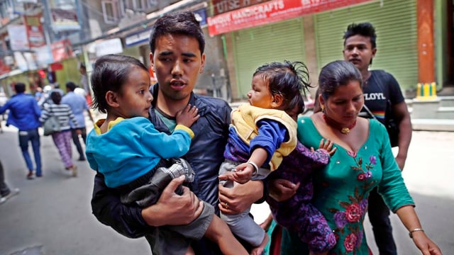 Ina famiglia nepalaisa sin la fugia. Ina famiglia nepalaisa sin la fugia.