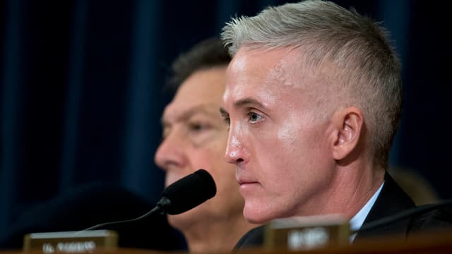 Der Leiter des Bengasi-Sonderausschusses, Trey Gowdy, hört sich Clintons Ausführungen an. Der Leiter des Bengasi-Sonderausschusses, Trey Gowdy, hört sich Clintons Ausführungen an.