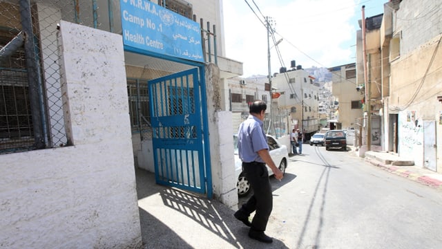Mann verlässt Gesundheitszentrum der UNRWA. Mann verlässt Gesundheitszentrum der UNRWA.