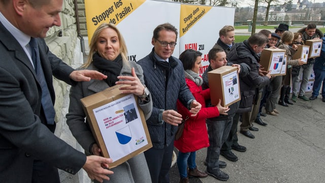 Referendum gegen Asylgsetzreform wird eingereicht. Referendum gegen Asylgsetzreform wird eingereicht.