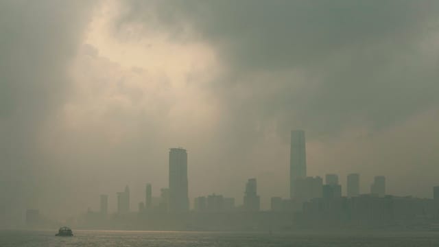 Die Skyline von Hongkong versinkt im Smog. Die Skyline von Hongkong versinkt im Smog.