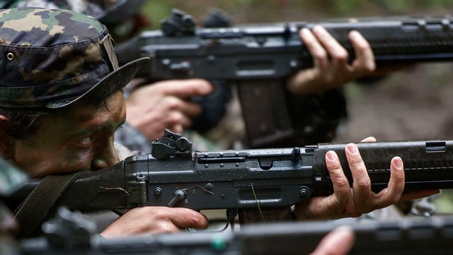 Soldaten mit Wafffen Soldaten mit Wafffen