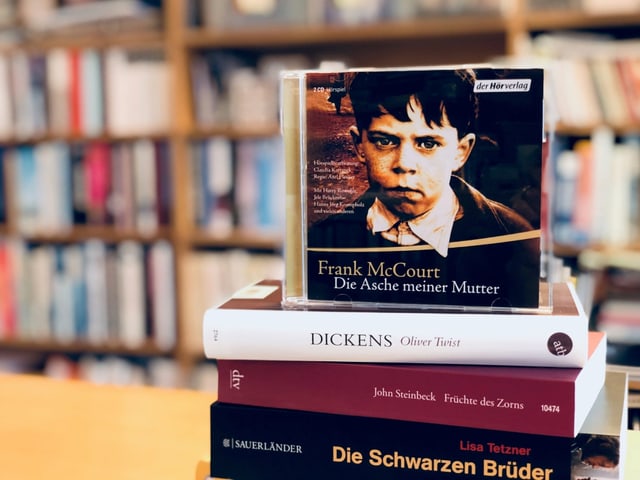 Cover mit jungenm Knaben, der uns direkt anschaut. Cover mit jungenm Knaben, der uns direkt anschaut.