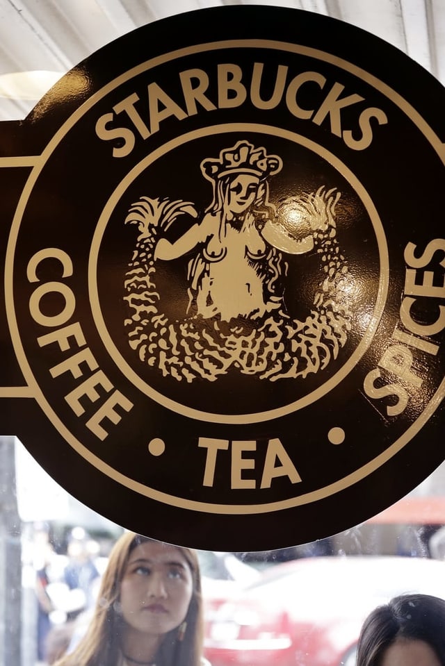 Die erste Starbucks-Fialiale öffnete in Seattle. Damals sah auch das Logo anders aus. Die erste Starbucks-Fialiale öffnete in Seattle. Damals sah auch das Logo anders aus.