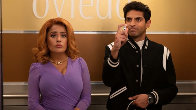 Salma Hayek als machtgierige Unternehmerin Claire Luna und Karan Soni als ihr unterwürfiger Assistent Josh. Salma Hayek als machtgierige Unternehmerin Claire Luna und Karan Soni als ihr unterwürfiger Assistent Josh.