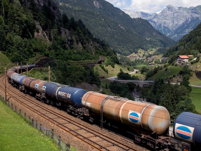 Güterzug mit Tankwagen in Gurtnellen (UR). Güterzug mit Tankwagen in Gurtnellen (UR).