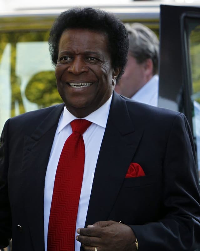 Roberto Blanco im Anzug mit roter Kravatte