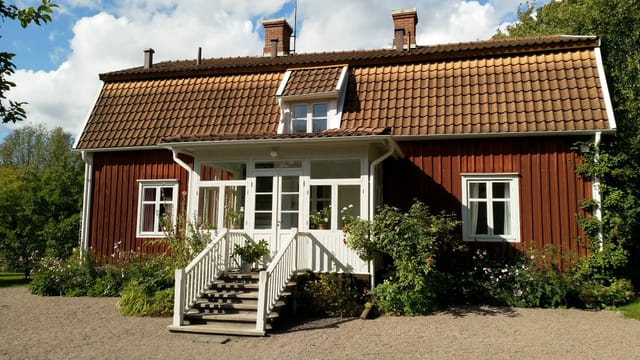 Ein braunes Haus im Grünen. Ein braunes Haus im Grünen.