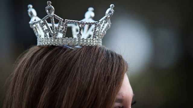 Krone einer Schönheitskönigin auf dem Kopf einer jungen Frau Krone einer Schönheitskönigin auf dem Kopf einer jungen Frau