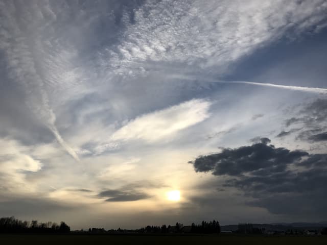 Die Sonne drückt nur noch schwach durch die Wolkendecke durch.