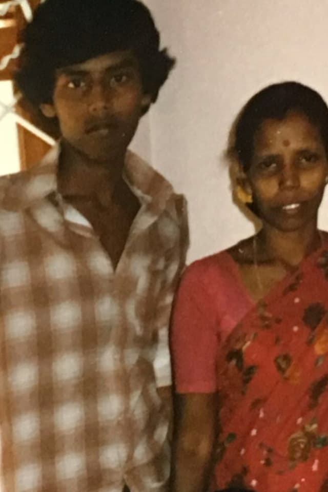 Kumar als Gymnasiast mit seiner Mutter in Sri Lanka Kumar als Gymnasiast mit seiner Mutter in Sri Lanka