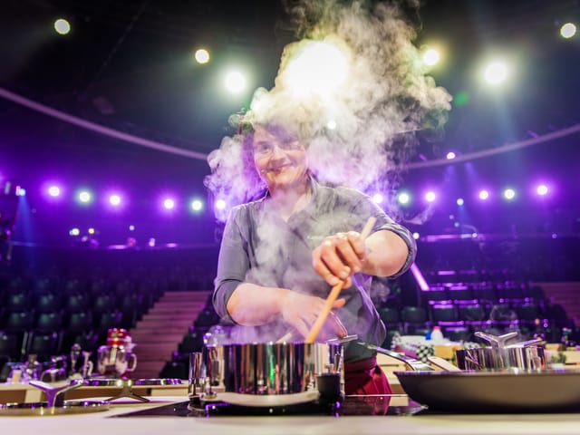Kathrin Sprecher hinter einer Dampfwolke.