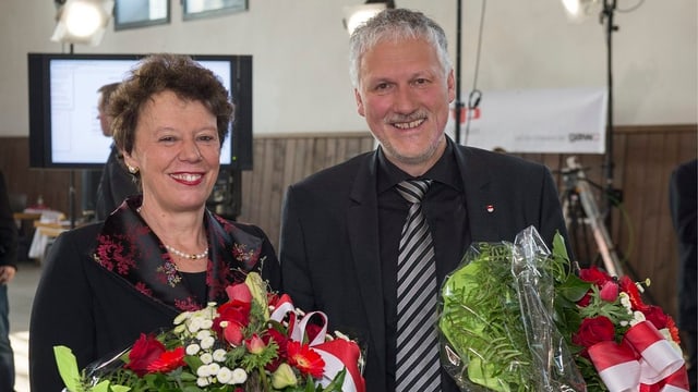 Esther Gassler und Peter Gomm mit Blumensträussen nach der Wahl am 3. März. Esther Gassler und Peter Gomm mit Blumensträussen nach der Wahl am 3. März.