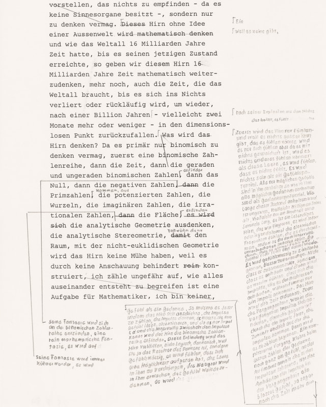 Papier mit Schreibmaschinenschrift, daneben handgeschriebene Notizen Papier mit Schreibmaschinenschrift, daneben handgeschriebene Notizen