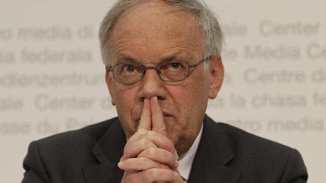Il cusseglier federal Johann Schneider-Ammann en posa pensiva Il cusseglier federal Johann Schneider-Ammann en posa pensiva