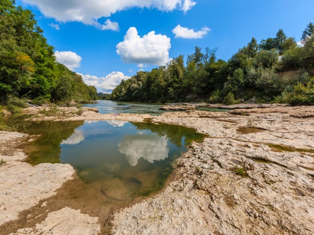 Schönwetterwolken spiegeln sich in den Tümpeln.