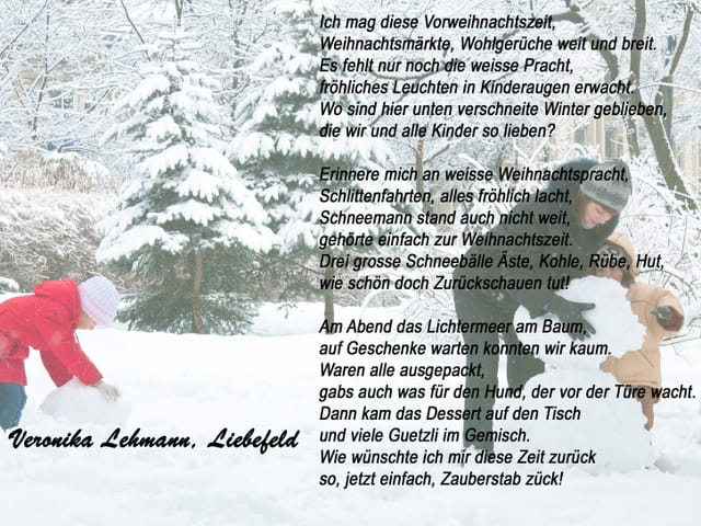 Mutter beim Schneemann bauen mit ihren Kindern.