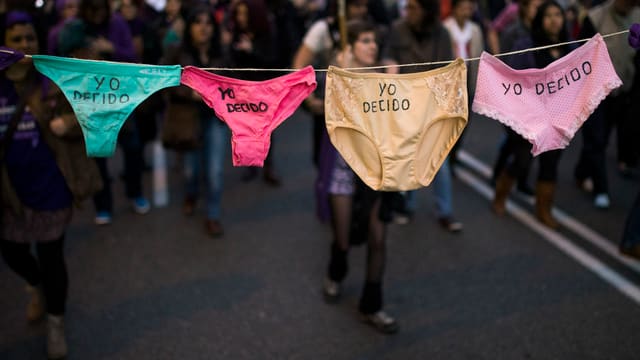 Protestzug, im Vordergrund Frauenslips, auf denen steht «ich entscheide». Protestzug, im Vordergrund Frauenslips, auf denen steht «ich entscheide».