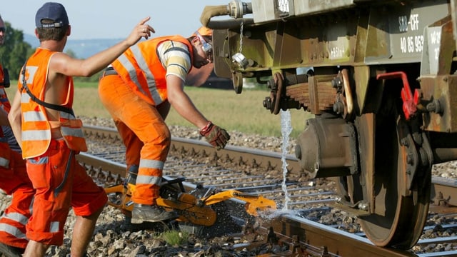 SBB-Mitarbeiter kühlen Gleise mit Wasser ab. SBB-Mitarbeiter kühlen Gleise mit Wasser ab.