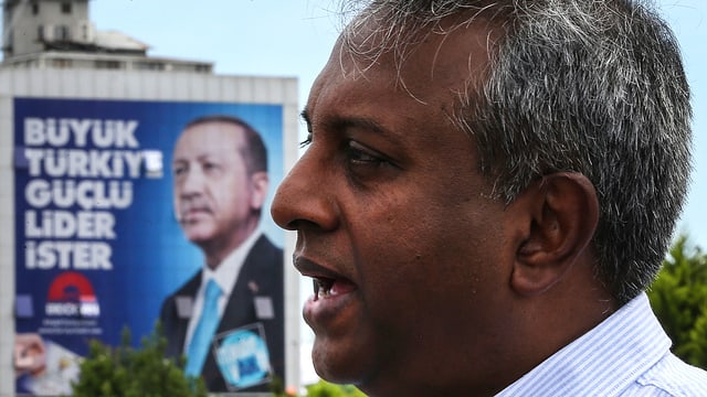 Salil Shetty, Generalsekretär von Amnesty International, vor einem Erdogan-Plakat. Salil Shetty, Generalsekretär von Amnesty International, vor einem Erdogan-Plakat.