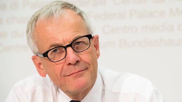 Porträtaufnahme von Fluri vor weissem Hintergrund in weissem Hemd und mit schwarzer Krawatte. Porträtaufnahme von Fluri vor weissem Hintergrund in weissem Hemd und mit schwarzer Krawatte.