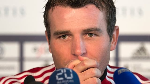 Alex Frei schaut nachdenklich an der Kamera vorbei Alex Frei schaut nachdenklich an der Kamera vorbei