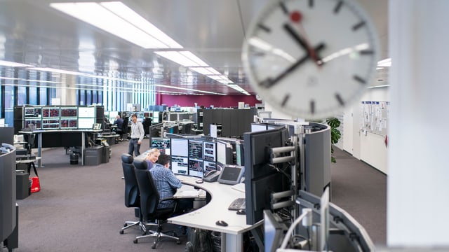 Blick in die Betriebsleitzentrale Ost mit zahlreichen Arbeitspläzten mit PC. Blick in die Betriebsleitzentrale Ost mit zahlreichen Arbeitspläzten mit PC.