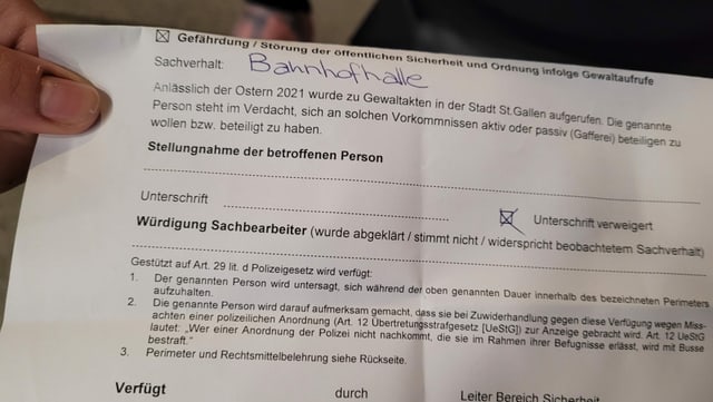Zu sehen eine Wegweisung der Polizei. Zu sehen eine Wegweisung der Polizei.